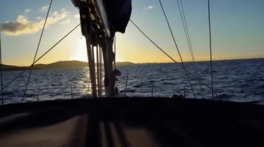 Günbatımında halatları olan yat direği, gün batımında denizde yelken açmak, yach 'ın burnundan gün batımını izlemek, Norveç Denizi' nde yattan gün batımını seyretmek.