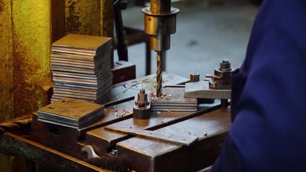Munka Egy Fúrógép Közeli Fúrás Vastag Alumínium Lap Fúrógép Munkavállaló — Stock videók