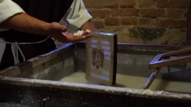 Parşömen baskısı için antika klişe baskı, eski parşömen baskı süreci, eski kağıt üretim süreci, el yapımı kağıt.
