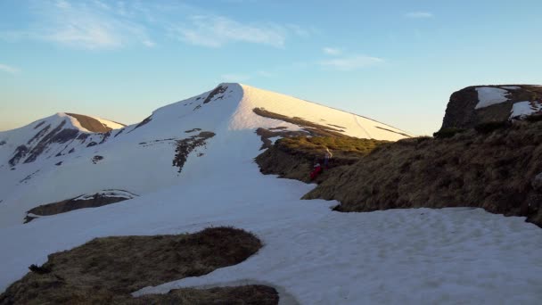 Besneeuwde Berghelling Bij Zonsondergang Panorama Van Bergtoppen Verlicht Door Ondergaande — Stockvideo