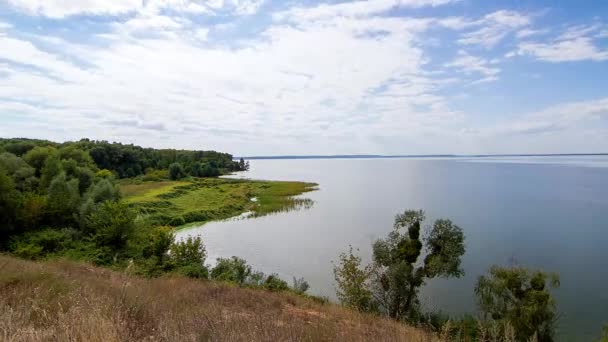 Берег Річки Сонячний День Проміжок Часу Прекрасний Проміжок Часу Пагорби — стокове відео