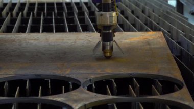 plazma kesici metal levha keser, atölyede sac kes, ağır sektörde modern araç, kıvılcım ile plazma lazer kesme levha, otomatik CNC Plazma kesme makinesi bir alüminyum levha ile çalışma,