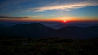 dağlar zaman atlamalı, Karpatlar zaman atlamalı içinde açan rhododendrons, dağların tepesinden görünümü
