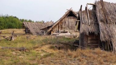 Saman ile kaplı eski ahşap yapılar, eski terk edilmiş çiftlik üst görünümü, eski köyde akşam, yaz aylarında Geleneksel Ukrayna köyü, köyde Eski kırsal ülke ahşap ev,
