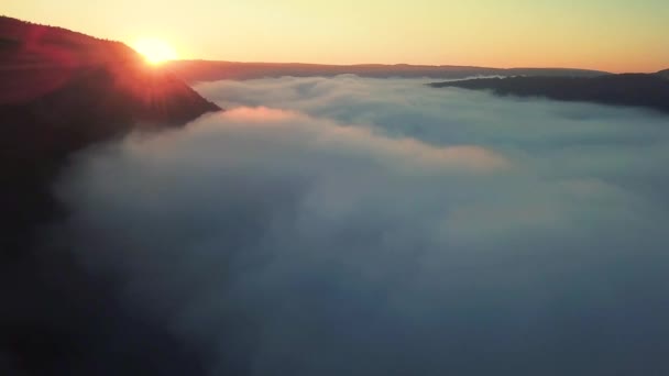 川の上の雲を通る飛行 日の出時の川の上の霧の航空写真 川の上空の濃い霧 ドニエスターの上の霧 朝霧の川 日の出時の霧 — ストック動画
