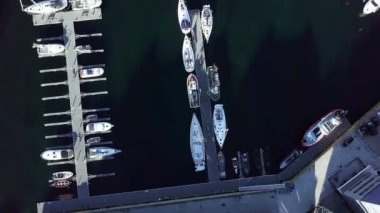 marinada havadan görünüm Yatlar, Norveç'te yahts üst görünümü, yat ve teknelerle dolu marinanın havadan görünümü