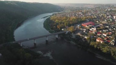 şehir etrafında nehir havadan görünümü, Zalişchyky şehrin havadan görünümü, Zaleschiki havadan görüntüleri video, Ternopil bölge, Ukrayna, Nehir Dinyester üzerinde uçan