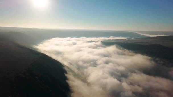 Vlucht Door Wolken Boven Rivier Luchtfoto Van Mist Rivier Bij — Stockvideo
