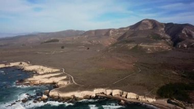 Pasifik Okyanusu'nun kayalık kıyılarının havadan görünümü, Montana de oro'daki Okyanus kıyısı, Montana de Oro State Park'ın havadan görünümü, Kaliforniya, Montana de Oro State Park'taki blöflerden kıyı şeridi, Kaliforniya