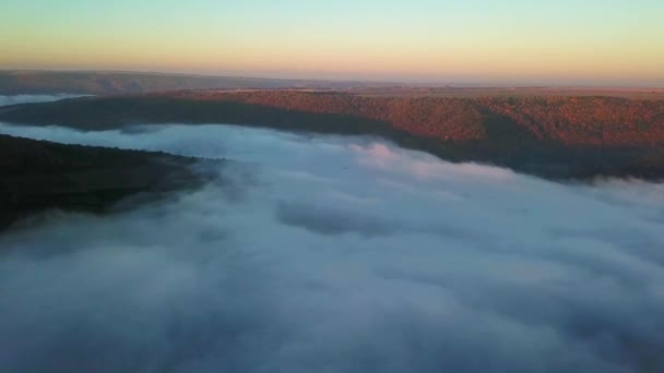 Lot Powyżej Chmur Nad Rzeką Widok Lotu Ptaka Mgła Nad — Wideo stockowe