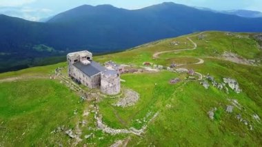 dağın tepesinde gözlemevi havadan görünümü, dağlarda eski terk edilmiş gözlemevi Pip Ivan, Karpat, Ukrayna, Gözlemevi doğru uçan