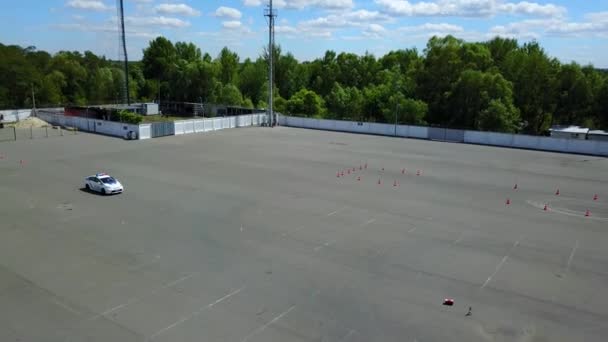 Flygfoto Polisbilar Autodrome Asfalt Autodrome Med Vägmarkeringar Körning Tentamen Topl — Stockvideo