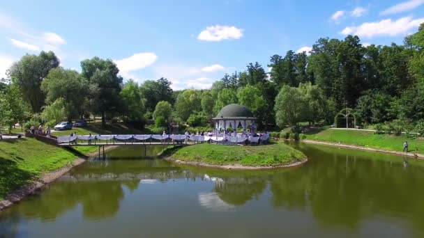 湖の真ん中にあるパビリオンの航空写真 湖のある美しい公園の航空写真 キエフのフェオファニアの公園の航空写真 公園の湖の夏のヒューズ — ストック動画