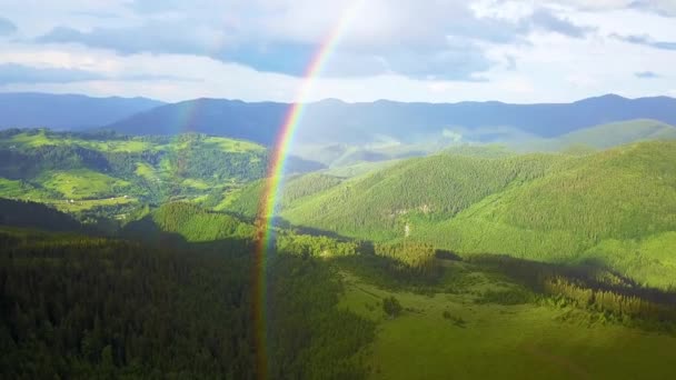 Luchtfoto Van Regenboog Bergen Vliegen Een Regenboog Regen Luchtfoto Van — Stockvideo