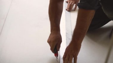 alçıpan yakın kesme, işçi duvar kağıdı bıçağı ile alçıpan keser