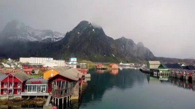 Svolvr koyunda uçuş, Norveç 'te küçük kasabanın havadan görünümü, Svolvaer-Norveç şehir havadan görünümü, balıkçılık kulübeleri Lofoten Adaları üzerinde stand