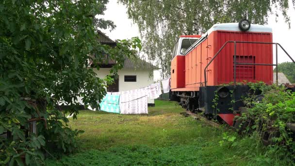 Lavanderia Asciugato Sulla Vecchia Locomotiva Ferroviaria Asciugatura Vestiti Nel Deposito — Video Stock