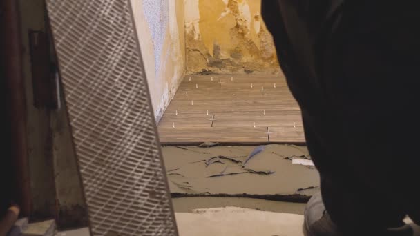 铺瓷砖在地板上 瓷砖铺设 按下和调节 安装塑料工业十字固定 专业工人铺瓷砖在地板上 — 图库视频影像