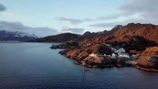 日出时在洛弗顿岛上的小村庄 哈姆的日出鸟瞰图 洛弗顿群岛的黎明鸟瞰图 森贾岛的日出 海和山脉 挪威的森贾岛 哈姆诺伊 — 图库视频影像