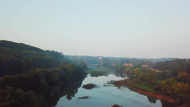 橋と教会を背景に夜明けの川 日の出時の川の航空写真 日の出時の朝霧の航空写真 霧の中の川の上の夜明けの航空写真 — ストック動画