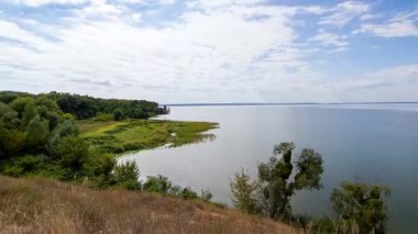 güneşli bir gün atlamalı nehir kıyısı, nehir üzerinde tepelerin güzel zaman atlamalı, Nehir Rocky Shore 4k Time Lapse, orman nehri üzerinde bulutlar, 