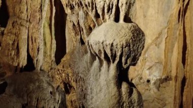 mağara içinde sarkıt, sarkıt ve dikitler ile yeraltı mağaraiçine iniş, mağara içinde Beyaz sarkıt, Yeraltı mağara dünyası ihtişamı ile şaşırtıcı