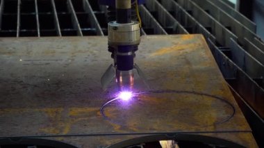 plazma kesici metal levha keser, atölyede sac kes, ağır sektörde modern araç, kıvılcım ile plazma lazer kesme levha, otomatik CNC Plazma kesme makinesi bir alüminyum levha ile çalışma