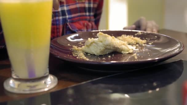 Enfant Mange Gâteau Boit Jus Orange Enfant Mange Gâteau Napoléon — Video