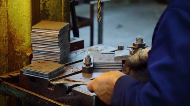 bir sondaj makinesi yakın çekim çalışma, sondaj makinesi ile kalın alüminyum levha sondaj, Işçi sondaj makinesi ile sac matkaplar, matkap ucu sondaj metal yakın 