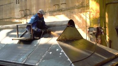 işçi kaynak işleri yapar, Kaynakçı fabrikada iş yerinde, Kaynakçı atölyede bir metal kaynak