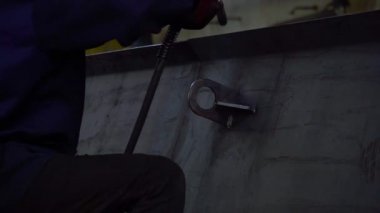 işçi kaynak işleri yapar, Kaynakçı fabrikada iş yerinde, Kaynakçı atölyede bir metal kaynak