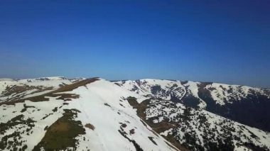 Kış dağlar, kış manzara, hava görünümünü havadan görünümü kar dağlar, kış görünümü güneşli gün, kış Karpat Dağları'nın hava görünümünü dağların kaplı.