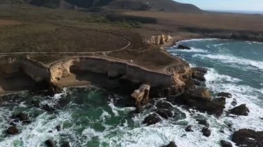 Pasifik Okyanusu'nun kayalık kıyılarının havadan görünümü, Montana de oro'daki Okyanus kıyısı, Montana de Oro State Park'ın havadan görünümü, Kaliforniya, Montana de Oro State Park'taki blöflerden kıyı şeridi, Kaliforniya
