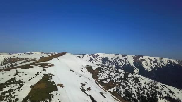 冬天山的鸟图 冬天风景 雪盖的山的鸟图 阳光明媚的白天的山的冬天看法 冬天喀尔巴泰山脉的鸟图 — 图库视频影像