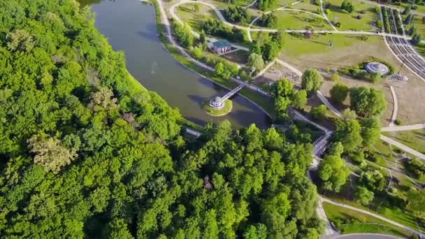 湖と美しい公園の空中ビュー キエフの Feofania にある公園の空中ビュー 湖の森の木々と公園 ウクライナの Feofania キエフ 湖のある美しい公園に戻って飛行し ウクライナの川 — ストック動画