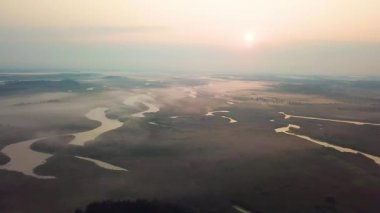 sabah sis sarma nehirlerin havadan görünümü, gün doğumunda nehirlerin havadan görünümü, nehirler üzerinde sis ve güneş, şafakta bataklık üzerinde sis havadan görünümü, sis nehir üzerinde şafak havadan görünümü