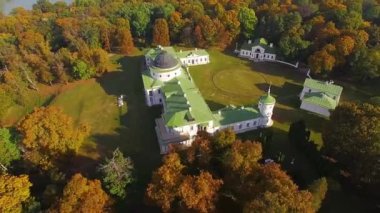 Sunrise, gündoğumu, Manor göl kıyısı Güz, manor house göl kenarında sonbahar ormandaki hava görünümünü Kachanovo köşkünü hava görünümünü Sonbahar Park Manor
