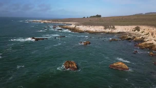 太平洋の岩の海岸 モンタナ オロの海洋海岸 モンタナ オロ州立公園の航空写真 カリフォルニア州モンタナ オロ州立公園の海岸線 カリフォルニア州モンタナ オロ州立公園の断崖からの海岸線 — ストック動画