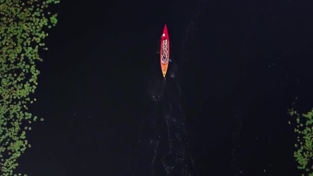 Vista Aérea Del Kayak Rojo Lago Vista Aérea Barco Turístico — Vídeo de stock