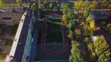 şehirde okul stadyumunda çocukların havadan görünümü, şehirdeki stadyumun havadan görünümü, Bir Açık futbol Sahası havadan görüntüleri