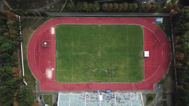 町のスタジアムの航空写真 屋外サッカー場の空中映像 — ストック動画