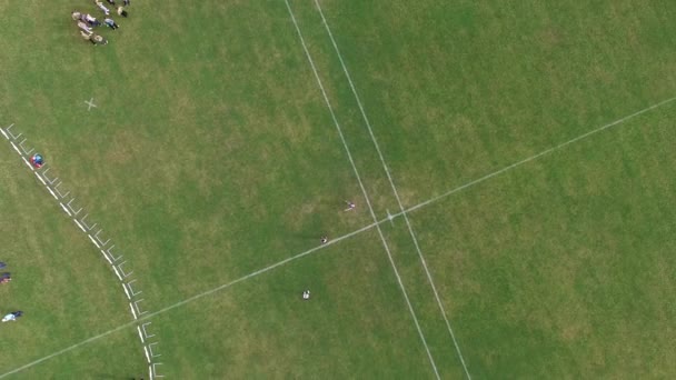 町のスタジアムの航空写真 屋外サッカー場の空中映像 — ストック動画
