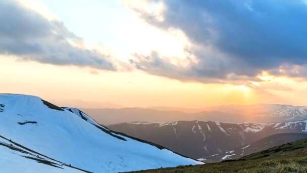 Schöner Sonnenuntergang Den Bergen Zeitraffer Sonnenstrahlen Über Den Hügeln Dramatischer — Stockvideo