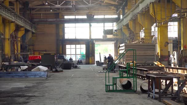 Gyári Üzem Gyárbolt Fém Gyártása Gyárban Hatalmas Daru Gyárban — Stock videók