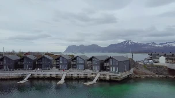 酒店在罗弗顿风景如画的码头 在罗弗顿岛码头在晚上 塞尼亚岛 度假村在森贾岛 — 图库视频影像