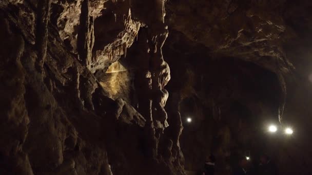 Stalaktiter Inne Grottan Nedstigning Underjordiska Grotta Med Stalaktiter Och Stalagmiter — Stockvideo