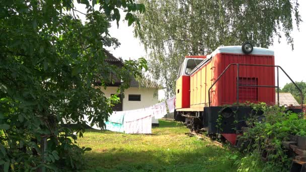 古い鉄道機関車で洗濯物を乾燥させ 鉄道倉庫で衣類乾燥 — ストック動画