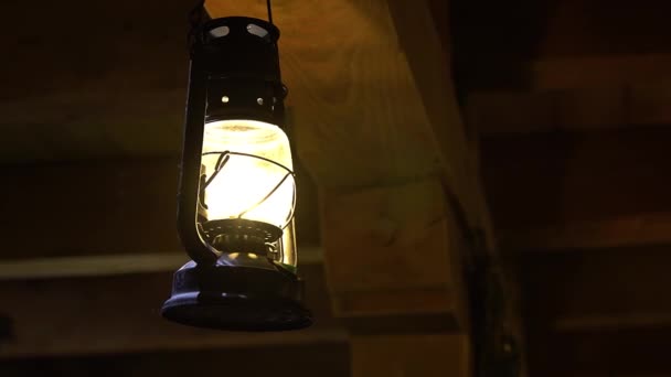 旧灯笼挂在天花板上 灯煤油灯火老 油灯在黑暗中点燃 — 图库视频影像