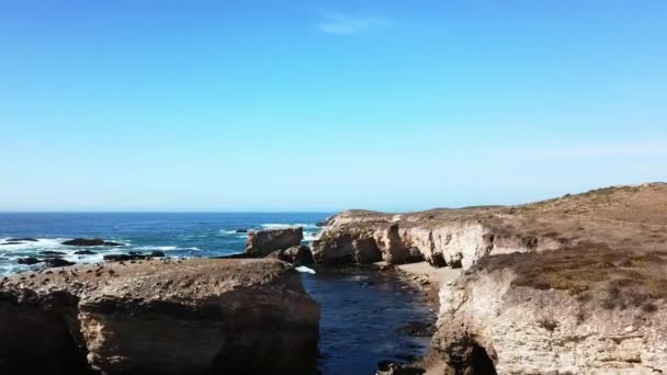 太平洋岩石海岸的鸟瞰图 蒙大拿州德奥罗的海岸 加利福尼亚州蒙大拿德奥罗州立公园的鸟瞰图 加利福尼亚州蒙大拿德奥罗州立公园的海岸线 — 图库视频影像