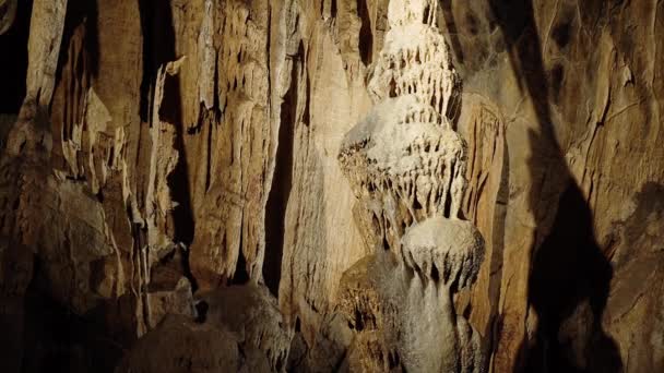 Estalactitas Dentro Cueva Descenso Cueva Subterránea Con Estalactitas Estalagmitas Estalactitas — Vídeos de Stock